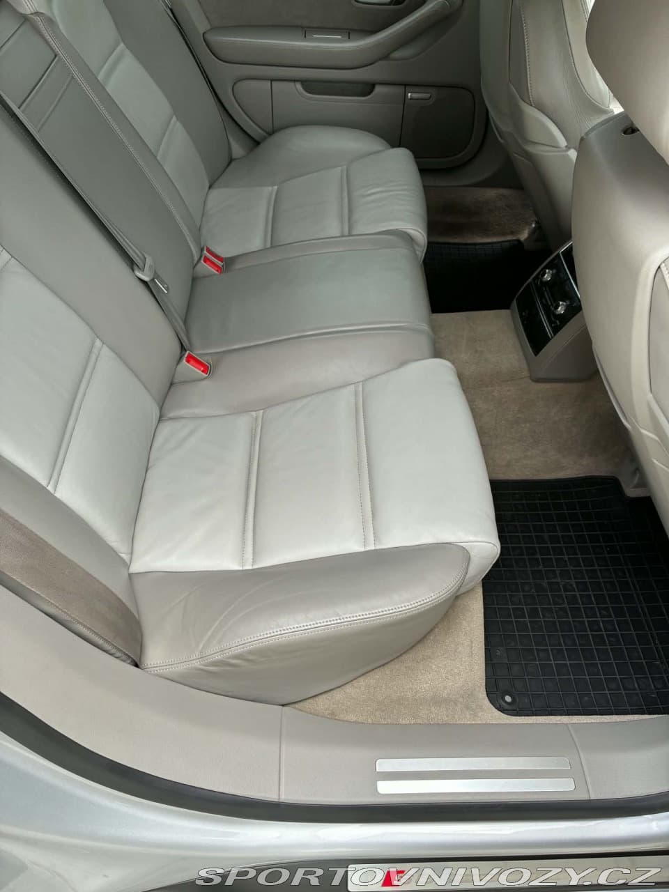 2006 Audi S8 - 19