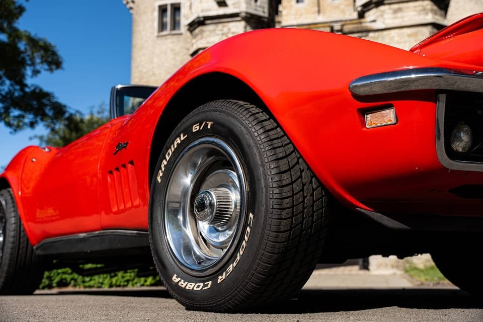 1969 Chevrolet CORVETTE - 12