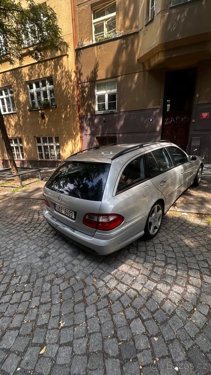 Mercedes-Benz E-CLASS - 2