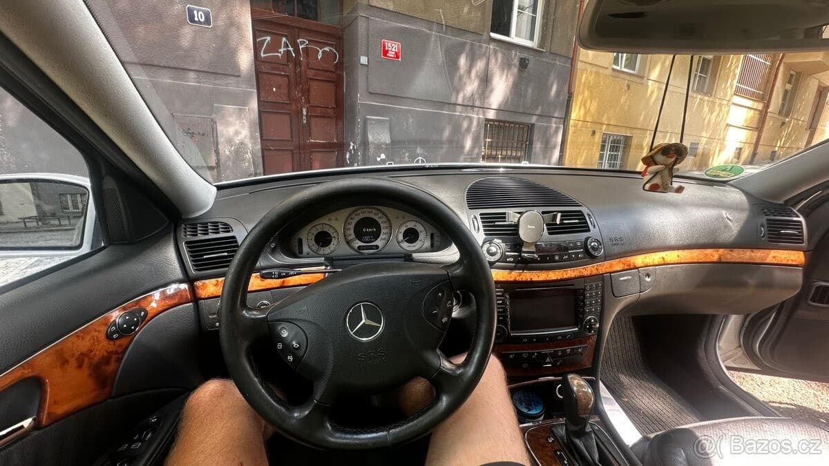 Mercedes-Benz E-CLASS - 8