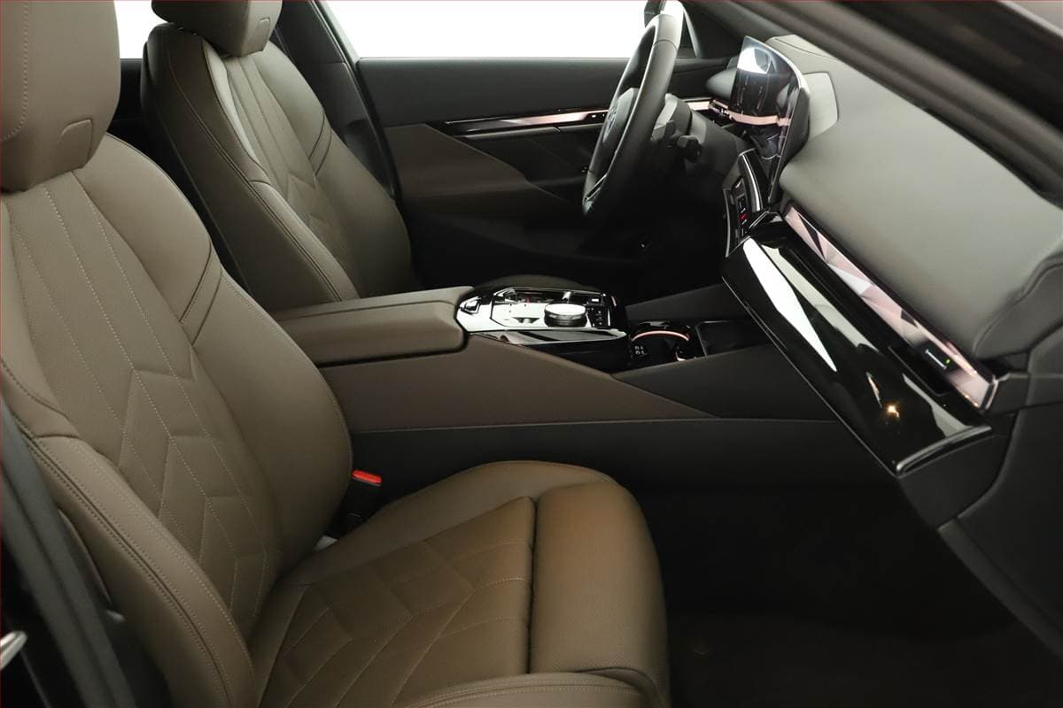 2025 BMW 5-SERIES - 7