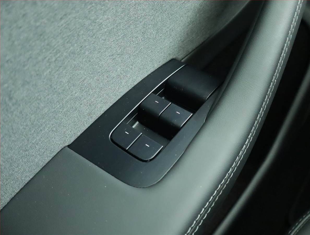 2025 Tesla MODEL 3 - 17