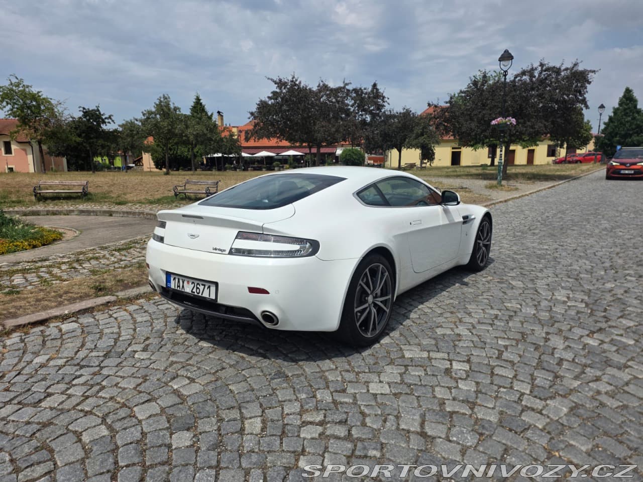 2010 Aston Martin VANTAGE - 13