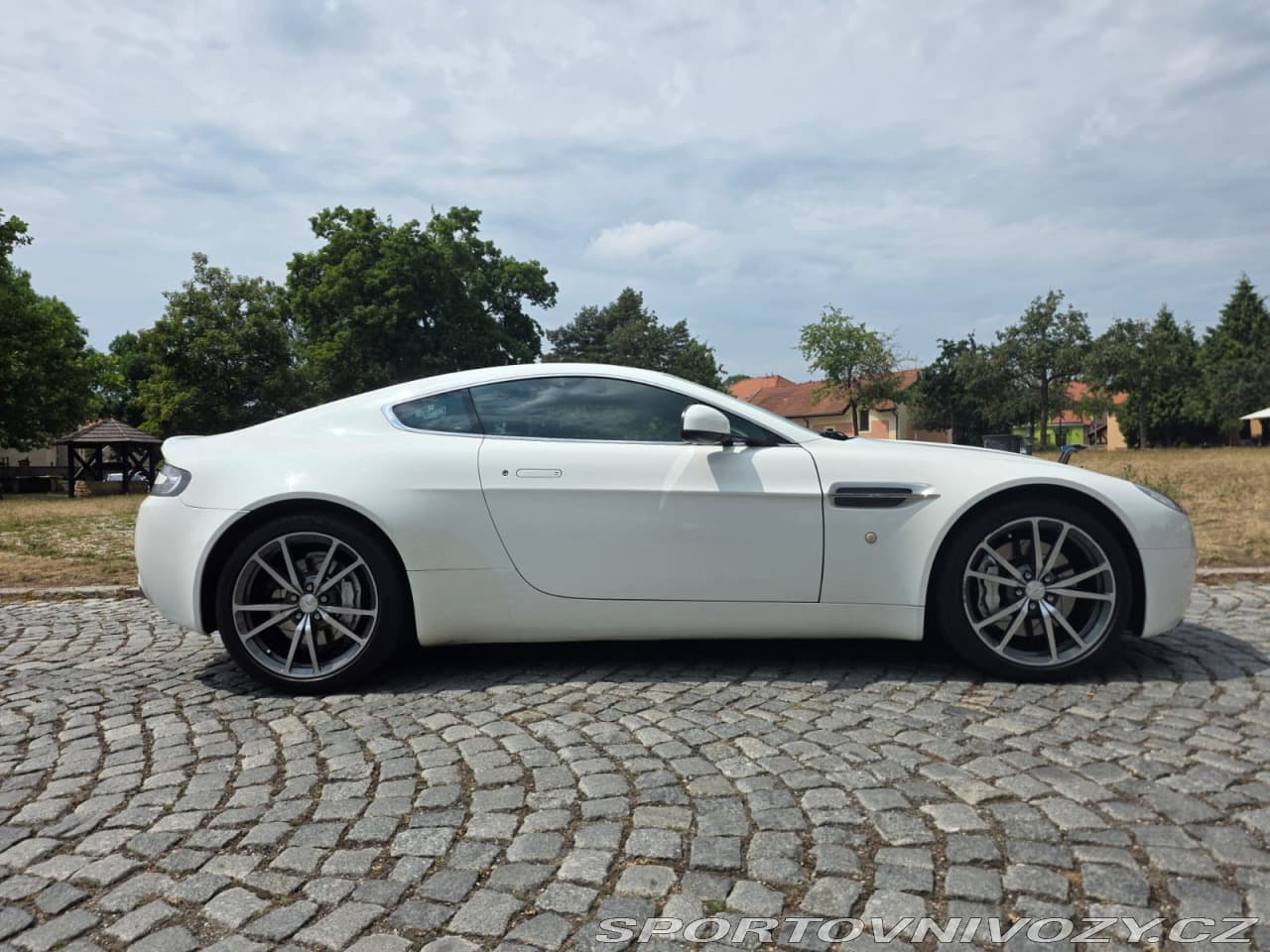 2010 Aston Martin VANTAGE - 16