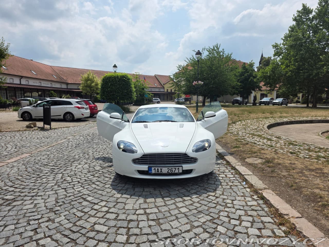 2010 Aston Martin VANTAGE - 8