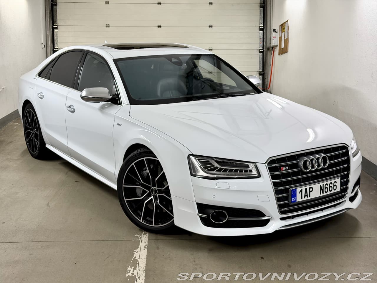 2014 Audi S8 - 16