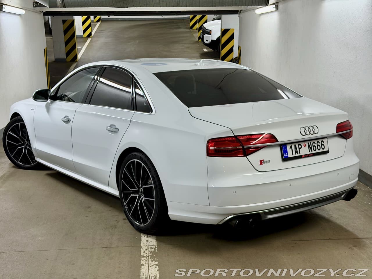 2014 Audi S8 - 17