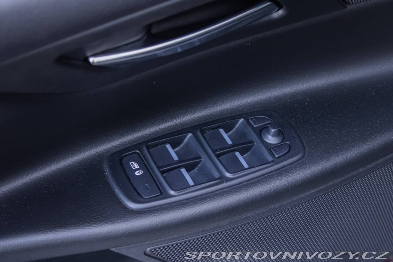 2019 Jaguar XE - 14