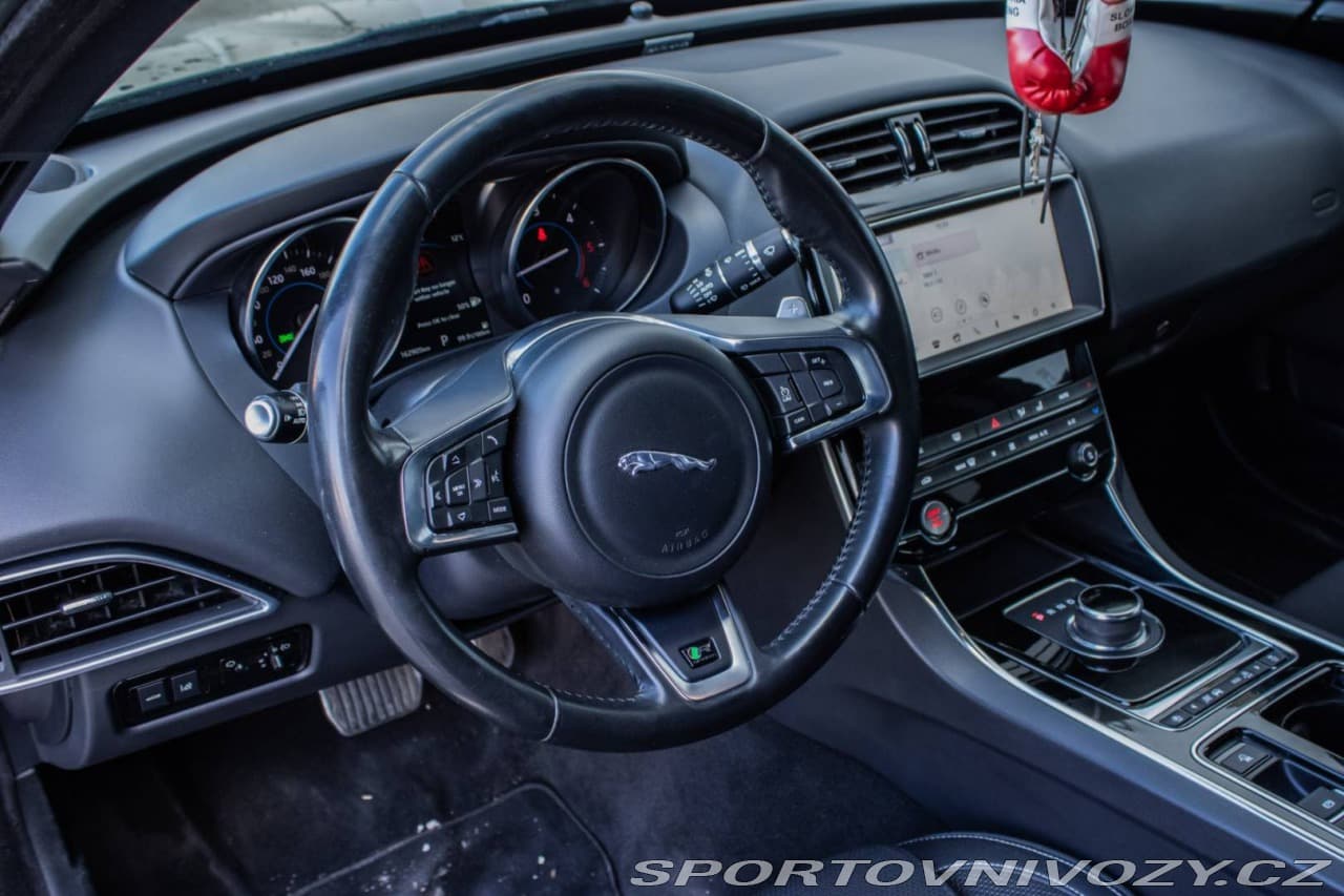 2019 Jaguar XE - 15