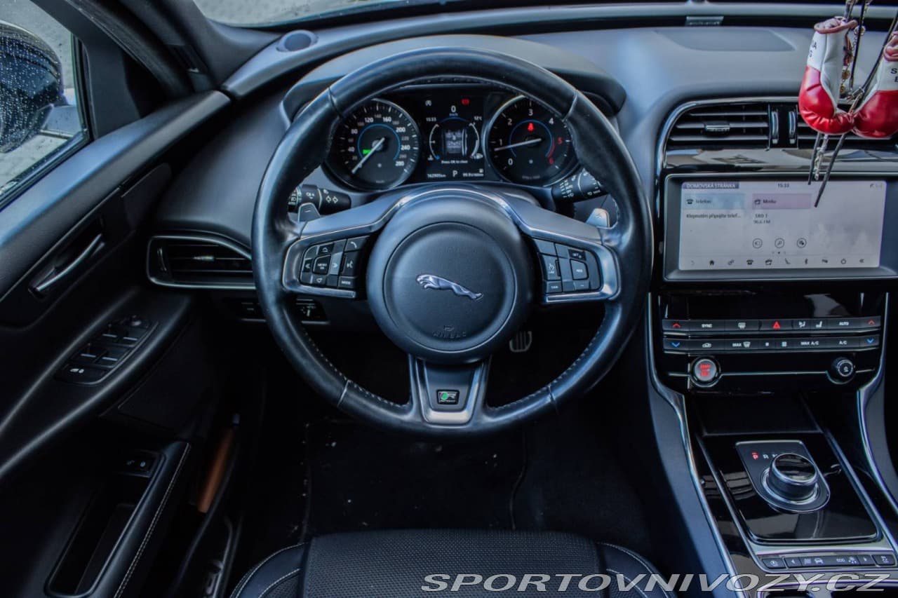 2019 Jaguar XE - 16