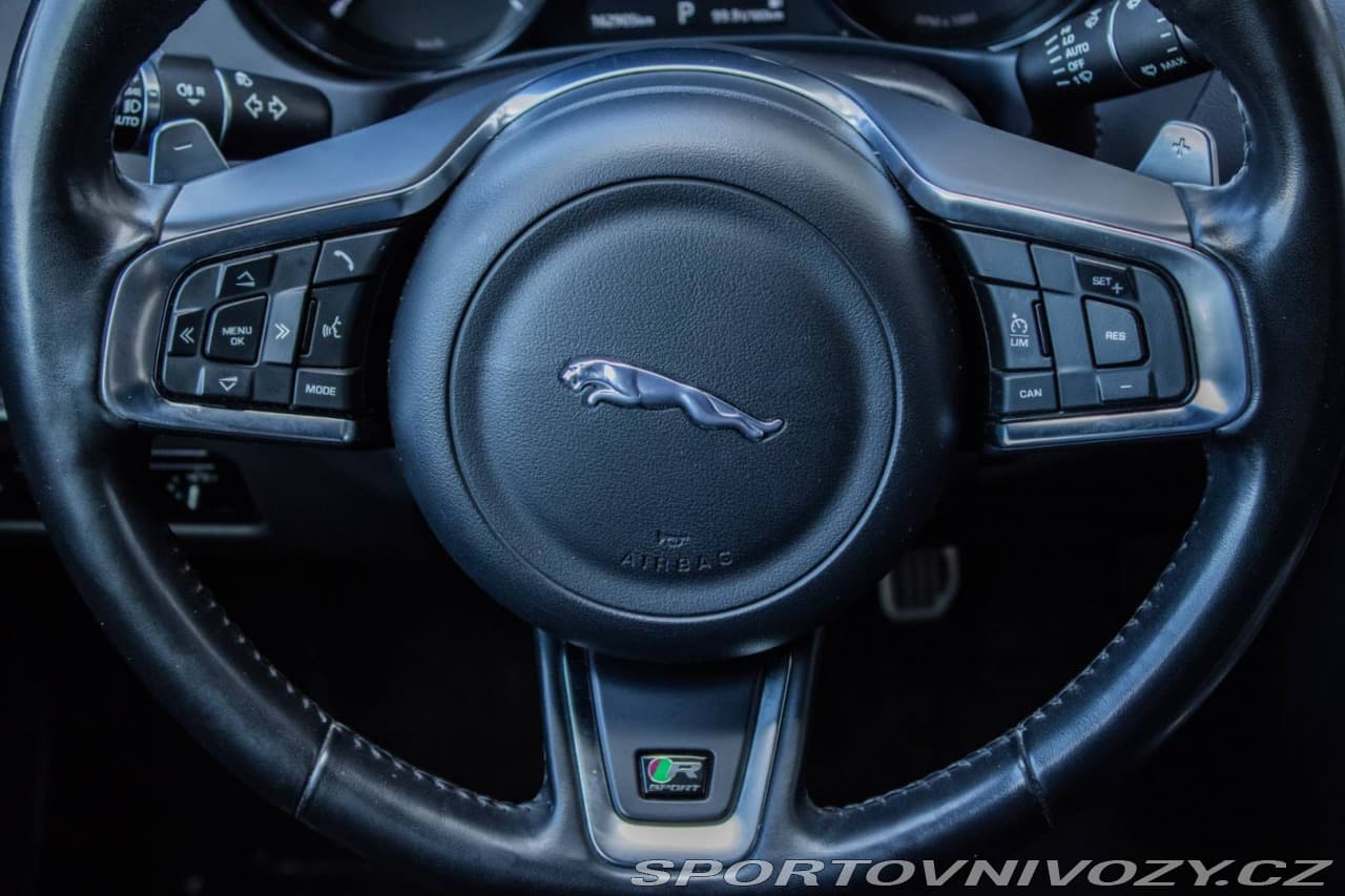 2019 Jaguar XE - 17