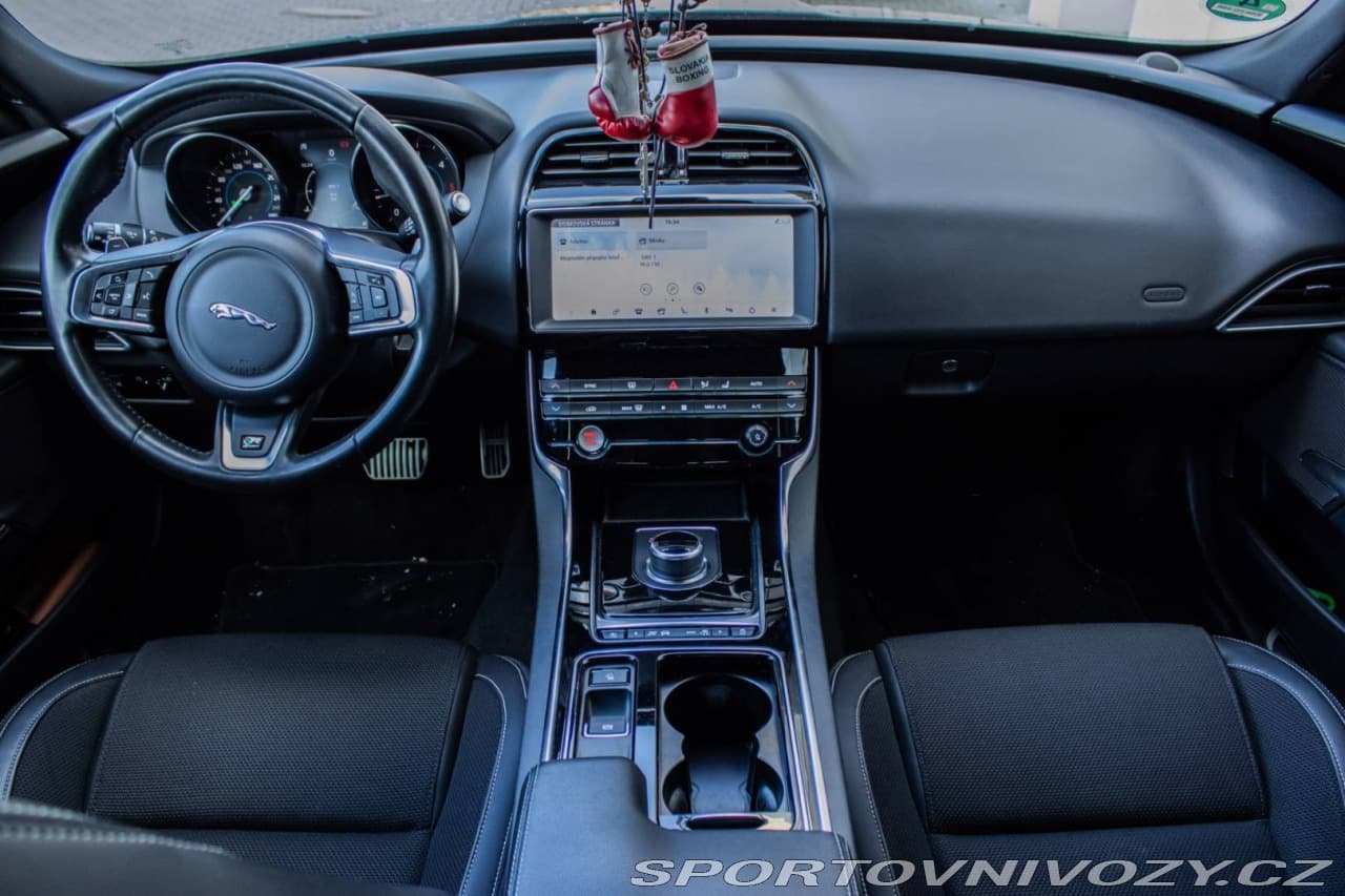 2019 Jaguar XE - 19
