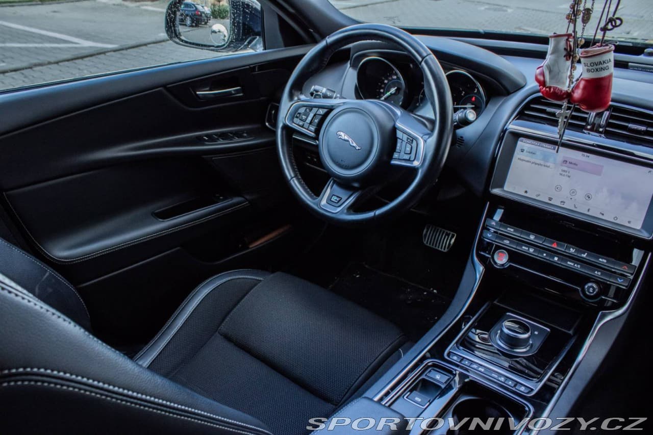 2019 Jaguar XE - 20