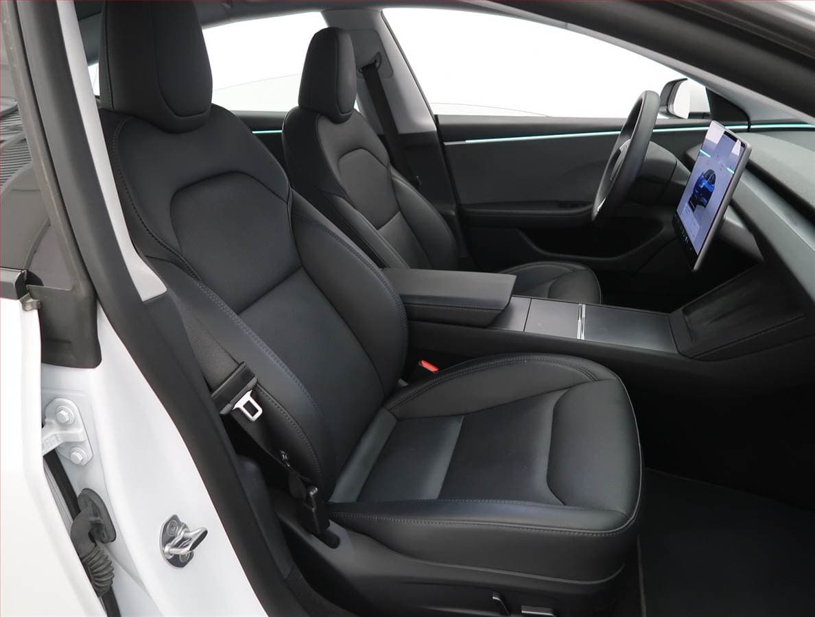 2025 Tesla MODEL 3 - 9