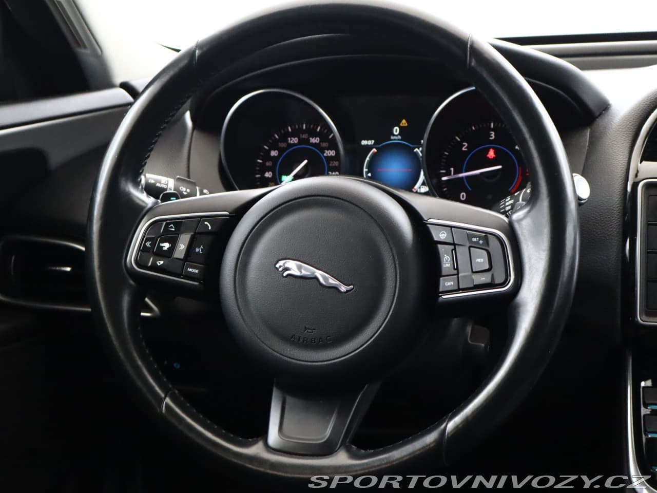 2016 Jaguar XE - 13