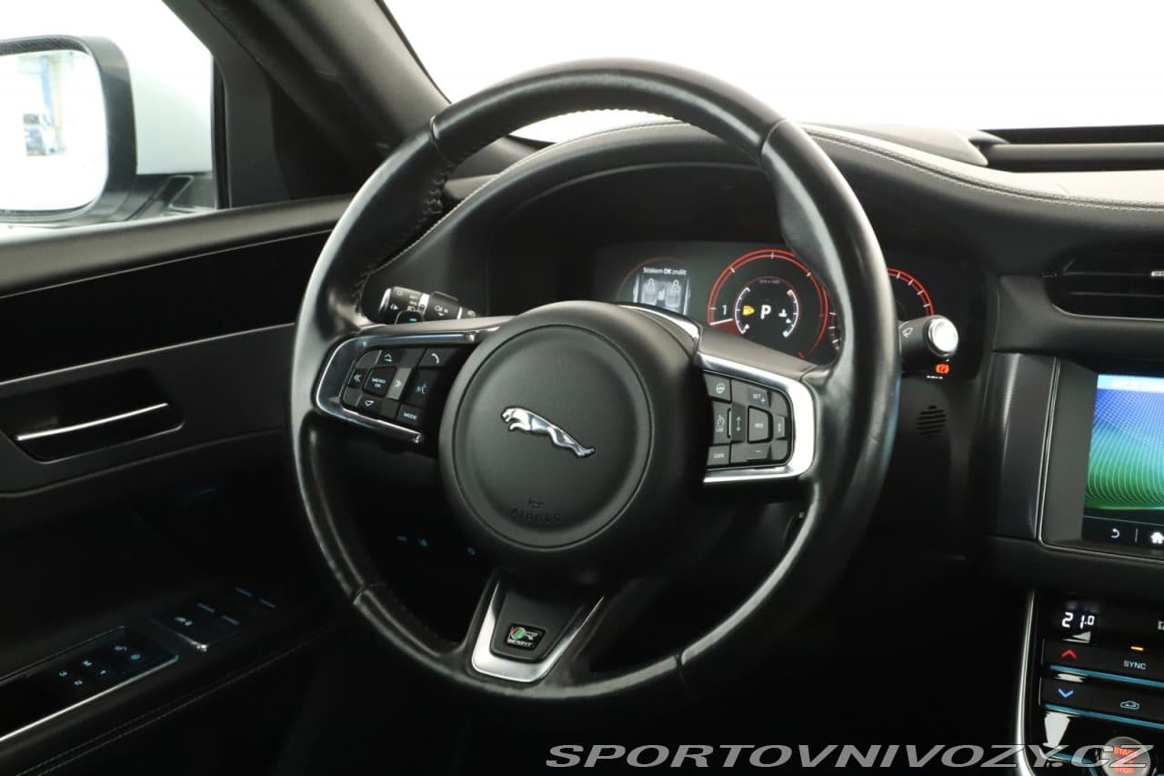 2017 Jaguar XF - 11