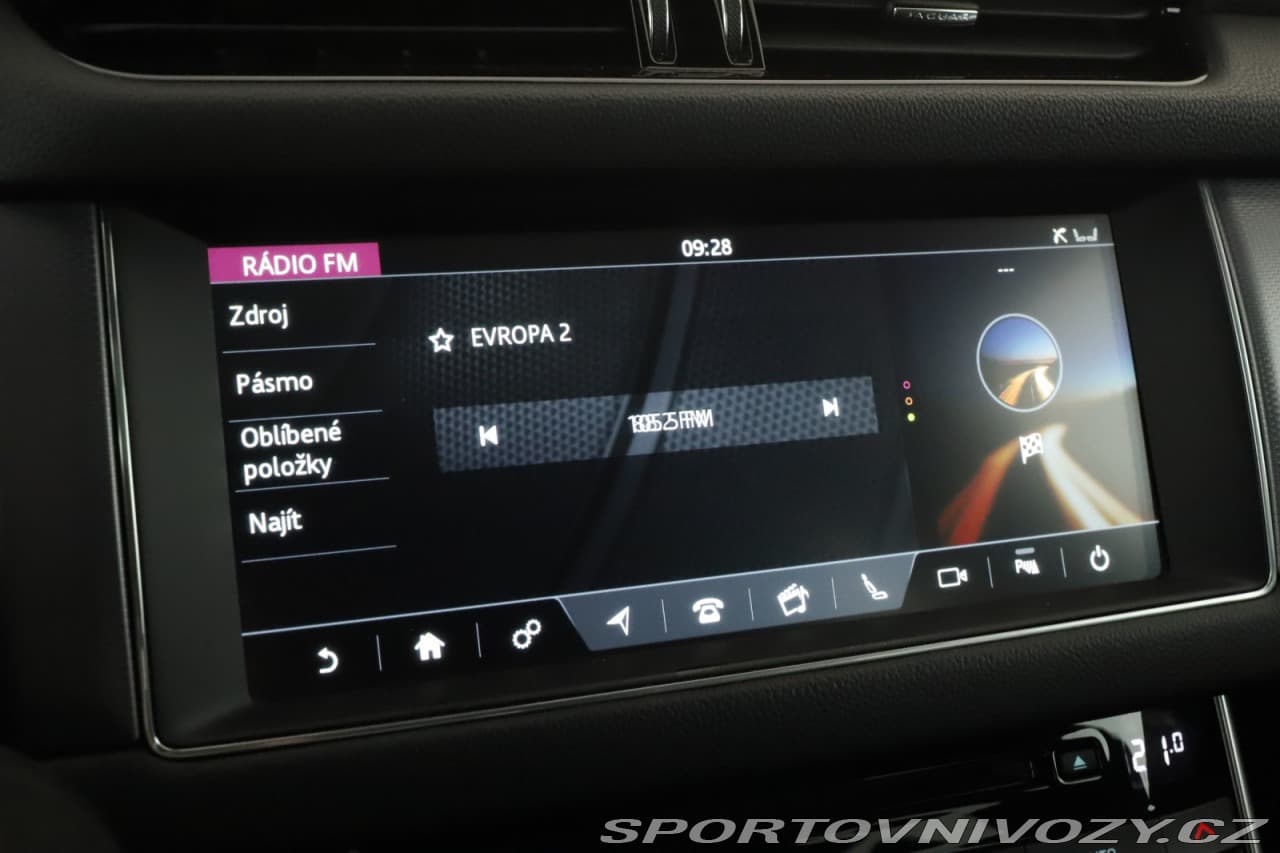 2017 Jaguar XF - 13