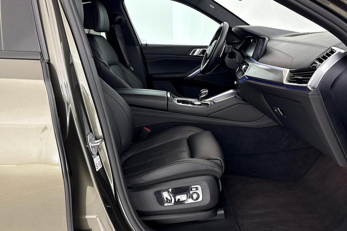 2020 BMW X6 - 13