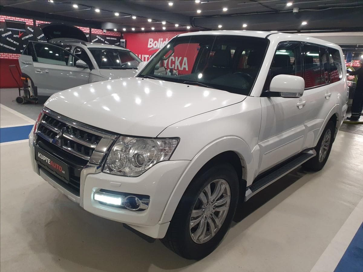 2015 Mitsubishi PAJERO