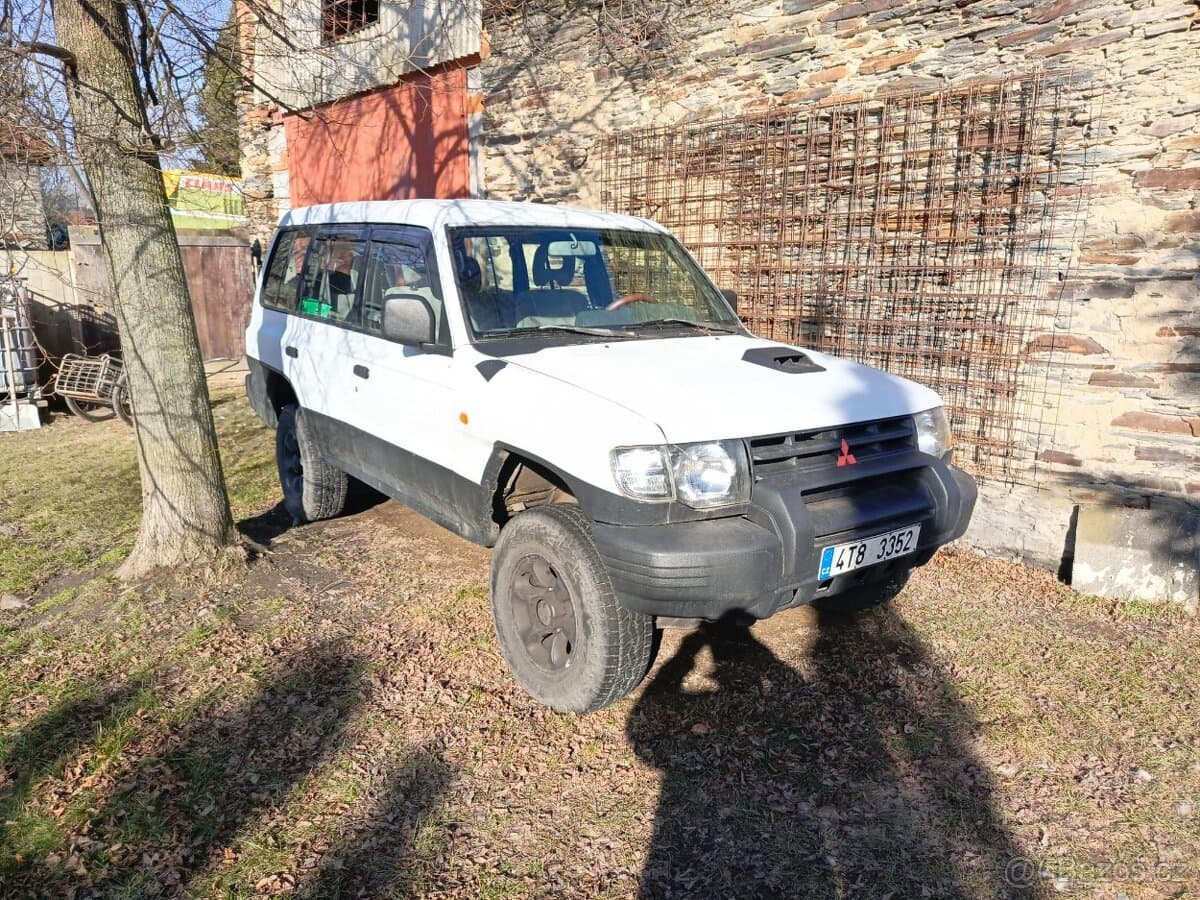 Mitsubishi PAJERO