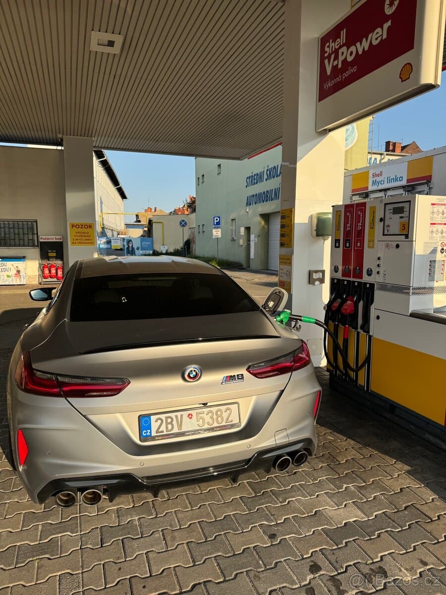 2022 BMW M8