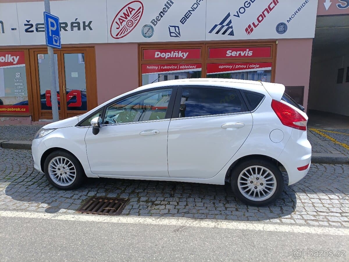 2010 Ford FIESTA