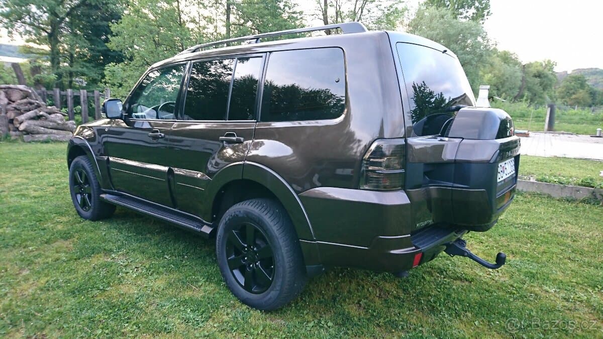 2017 Mitsubishi PAJERO