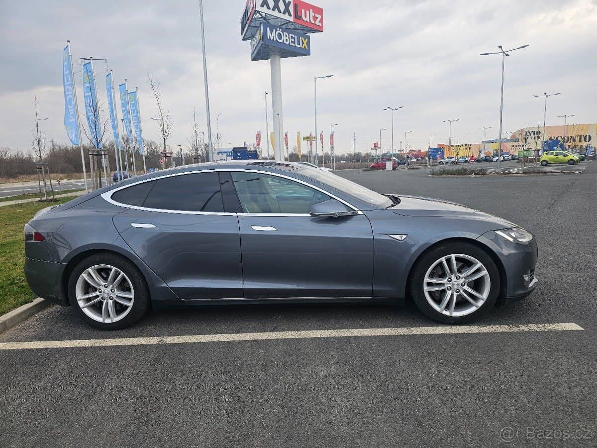 Tesla MODEL S