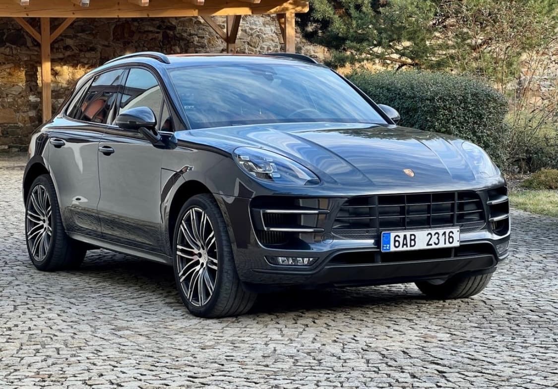 2 Porsche MACAN