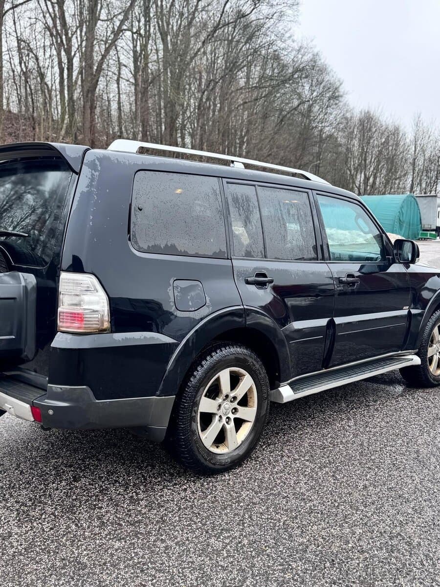 Mitsubishi PAJERO