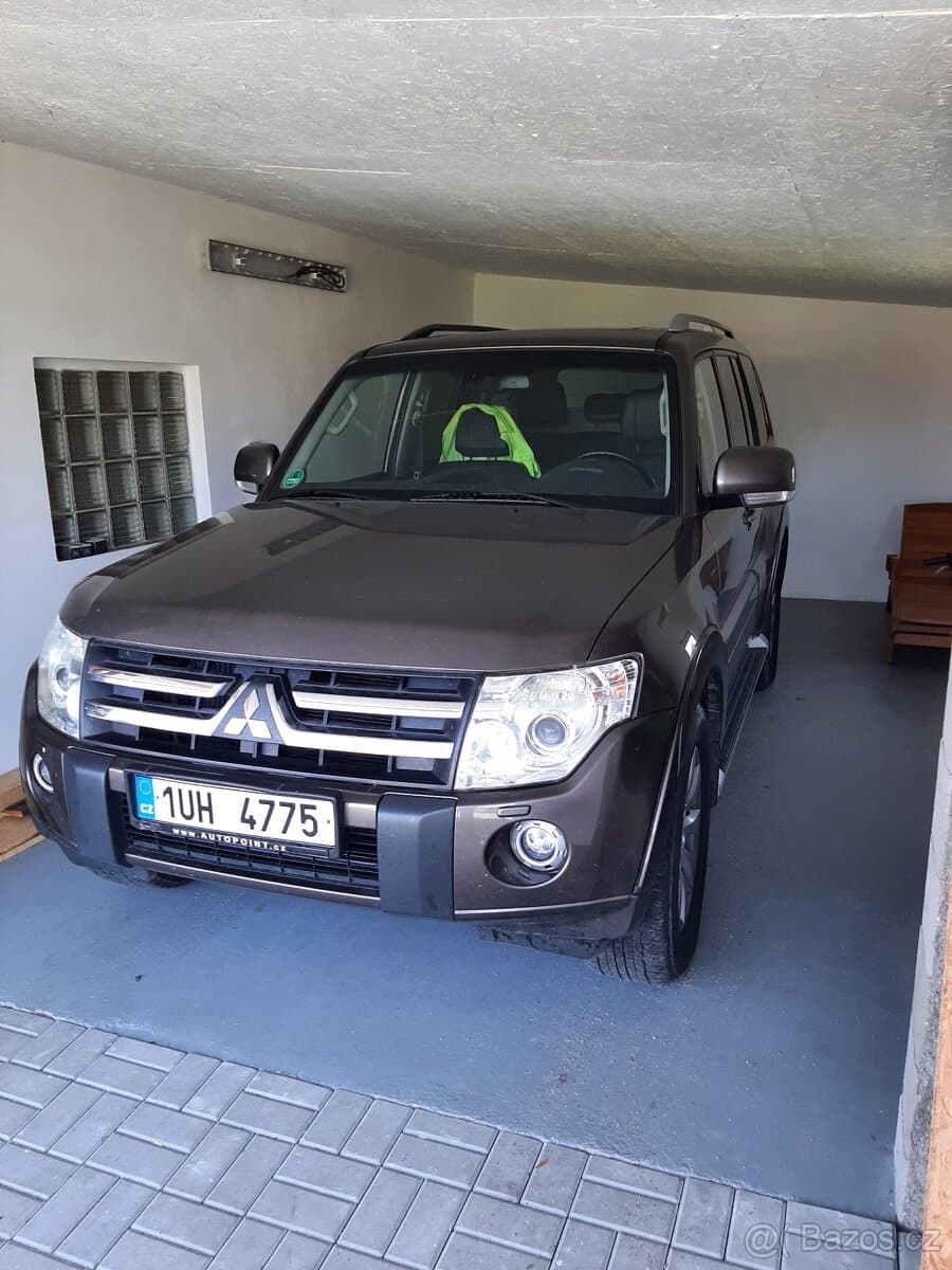 2012 Mitsubishi PAJERO